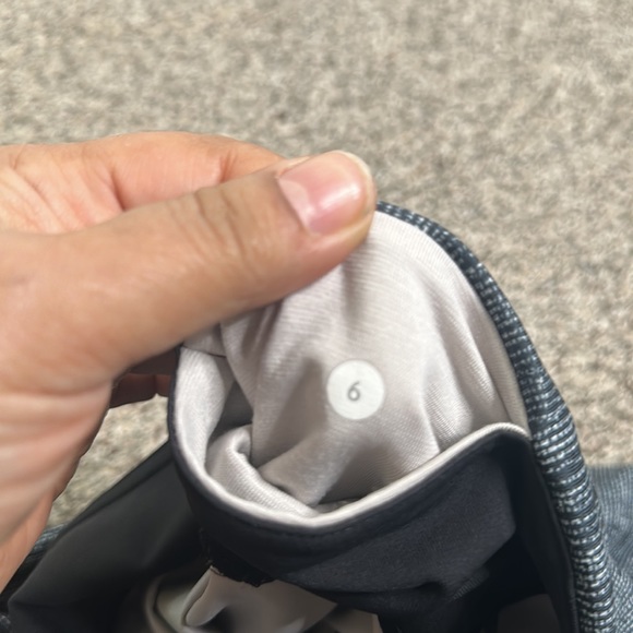 Lululemon crop gray leggings size 6 workout - Picture 8 of 9